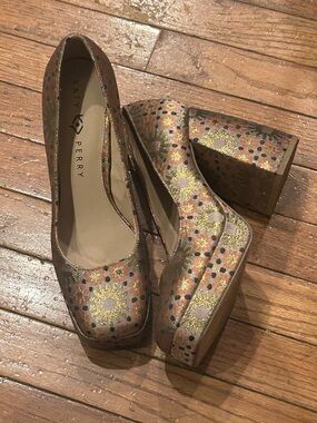 Katy Perry Collections Metallic Floral Block Heel Pumps - Rose Gold/Bronze 8.6